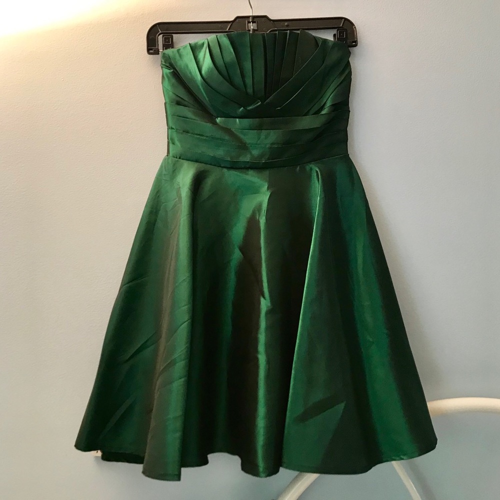 Beautiful emerald strapless dress!